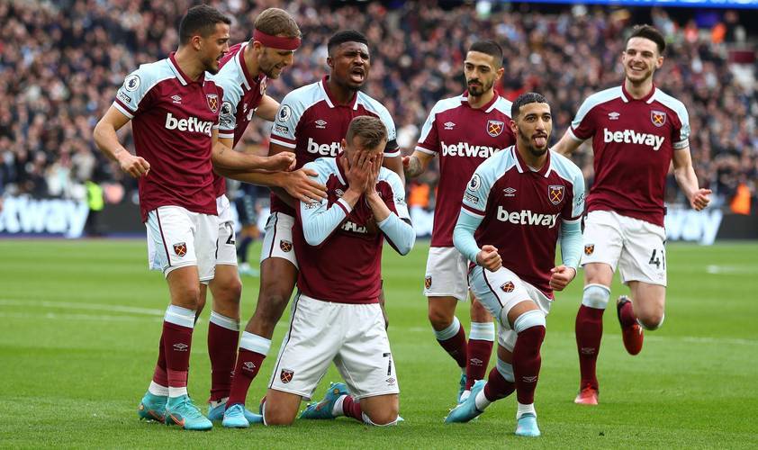 佳夫：作为后卫单场比赛进俩球不常见；沃尔特马德是顶级前锋