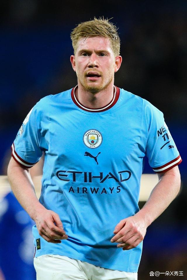 后卫破门后激情亲吻队徽，引球迷共鸣